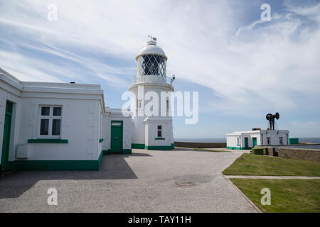 Pendeen phare construit par Trinity House en 1900 pour guider les navires autour du rivage dangereux de Pendeen à Gurnards Head à Cornwall, en Angleterre. Banque D'Images