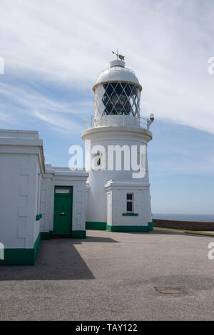 Pendeen phare construit par Trinity House en 1900 pour guider les navires autour du rivage dangereux de Pendeen à Gurnards Head à Cornwall, en Angleterre. Banque D'Images