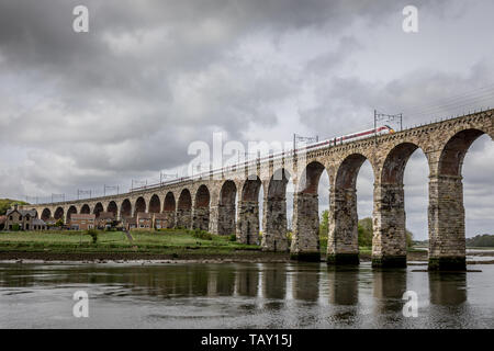 LNER Azuma, pont frontière Royale, Berwick upon Tweed, Northumberland, England, UK Banque D'Images