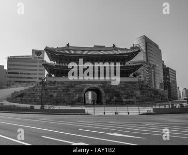 Séoul, Corée du Sud - Mars 2018 : la Porte de Namdaemun, bâtiments de fond sur une belle journée. Noir et blanc. Banque D'Images