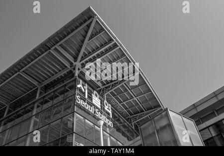 Séoul, Corée du Sud - Mars 2018 : façade en verre à l'extérieur de la station, un nom également signalés dans l'alphabet coréen, prises d'en bas, noir et blanc. Banque D'Images