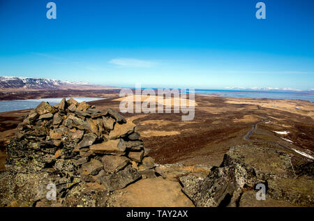 Paysage islandais avec cairn au premier plan sur une belle journée Banque D'Images