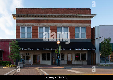 Prattville, Alabama/USA-Mai 2, 2019 : Teddy's Bar Bourbon à 1905 et Fox's Pizza den dans le centre-ville historique de Prattville. Banque D'Images