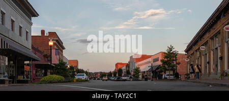Prattville, Alabama/USA- 4 juillet 2018 : Web bannière de rue principale du centre-ville dans le quartier historique de Pere Banque D'Images