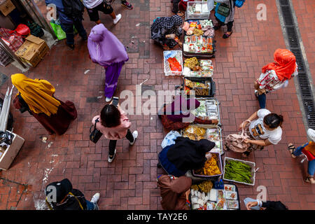 Les femmes indonésiennes de l'alimentation de rue Vente, Causeway Bay, Hong Kong, Chine Banque D'Images