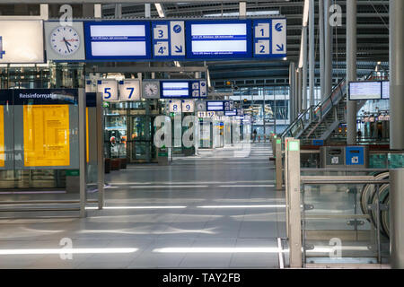 Salle de la gare centrale de désolate Utrecht. En raison d'une grève nationale dans les transports en commun, tous les déplacements en train sont annulés. Utrecht, Pays-Bas. Banque D'Images