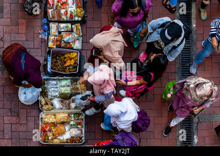 Les femmes indonésiennes de l'alimentation de rue Vente, Causeway Bay, Hong Kong, Chine Banque D'Images