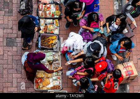 Les femmes indonésiennes de l'alimentation de rue Vente, Causeway Bay, Hong Kong, Chine Banque D'Images