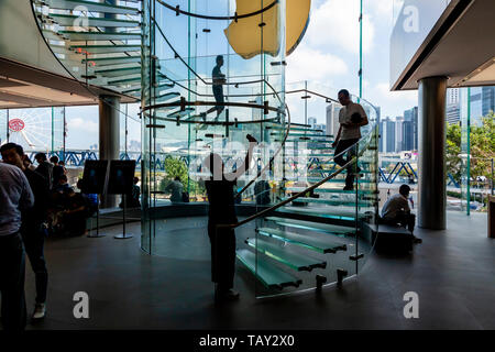 La population locale à la recherche de produits Apple dans l'Apple Store, Opéra, Hong Kong, Chine Banque D'Images