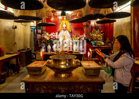 Les femmes pratiquer leur culte dans le Temple Man Mo, Hong Kong, Chine Banque D'Images