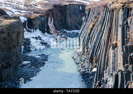 La formation de la colonne de basalte dans un canyon en hiver dans les hautes terres d'islande Banque D'Images