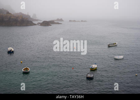 Fret maritime s'abattant sur Saints Bay Harbour - Guernsey, Channel Islands (UK) Banque D'Images