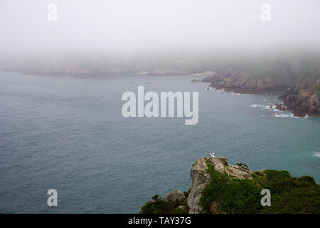 Fret maritime s'abattant sur Icart Bay - Guernsey, Channel Islands (UK) Banque D'Images