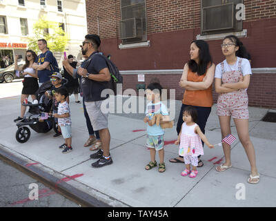 Les spectateurs de la Kings County Memorial parade dans la 152e Bay Ridge article de Brooklyn, NY, le 27 mai 20019. Banque D'Images