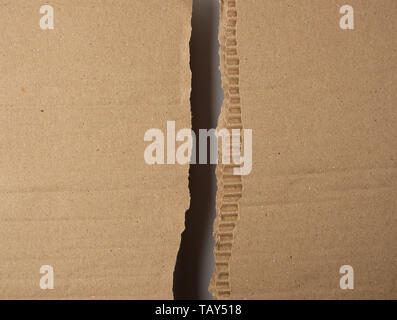 Coupé en deux brown feuille de papier dans le cadre de la boîte, une fente dans le milieu, full frame Banque D'Images