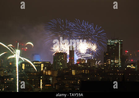 De nouvelles années d'artifice au-dessus London Skyline at Night en Angleterre Banque D'Images