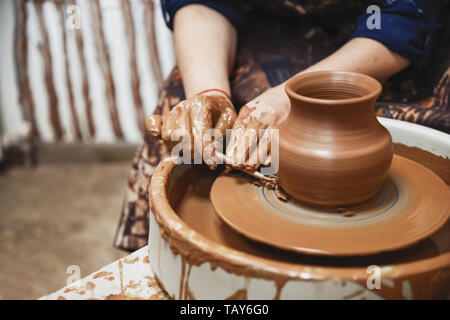 La poterie. Le maître à la tour de potier, produit un navire de l'argile. Banque D'Images