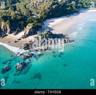 Vue aérienne au lever du soleil sur l'océan et plage de sable blanc avec les surfers et les baigneurs profitant de l'été Banque D'Images