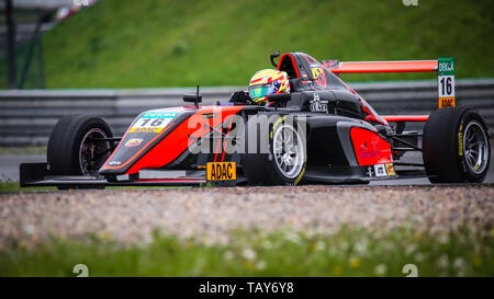 Oschersleben, Allemagne, le 26 avril 2019 : Van Amersfoort racing voiture lors de Formule 4 Allemand au Motorsport Arena Oschersleben. Banque D'Images