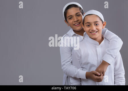 Portrait of two friends hugging Banque D'Images