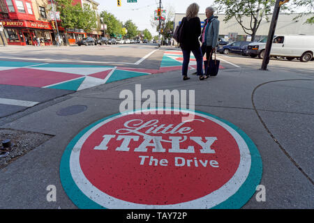 VANCOUVER, Colombie-Britannique, Canada - le 29 mai 2019. Pour piétons sur la rue Commercial à Vancouver's Little Italy historique district sont peint aux couleurs du drapeau italien avant l'assemblée annuelle de la fête italienne le 9 juin. Banque D'Images