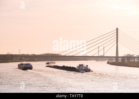 WESEL, ALLEMAGNE - le 23 février 2019 : un fort trafic de barges et de conteneurs sur le Rhin avec le pont du Rhin inférieur dans l'arrière-plan Banque D'Images