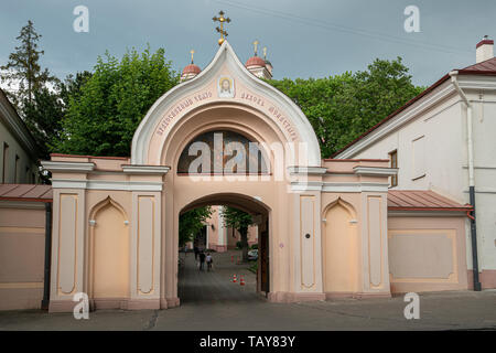 Vilnius, Lituanie. Mai 2019. La porte d'entrée dans l'Église orthodoxe de l'Esprit Saint courtyard Banque D'Images