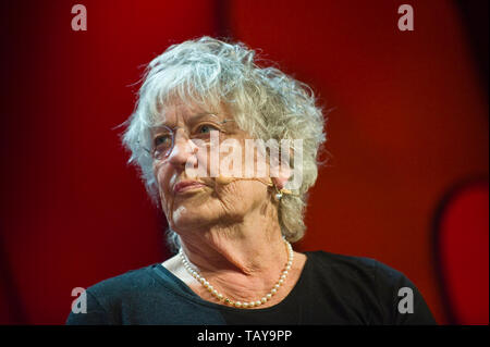 Germaine Greer sur scène à Hay Festival pour célébrer le 500e anniversaire de la mort de Léonard de Vinci Hay-on-Wye Powys Pays de Galles UK Banque D'Images