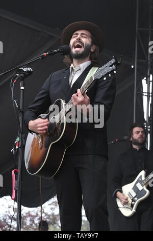 Chanteur, auteur-compositeur et guitariste Ben Schneider est montré sur scène lors d'un 'live' stand up concert apparence avec Lord Huron. Banque D'Images