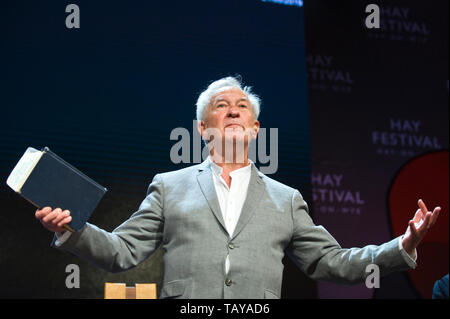 Simon Schama sur scène à Hay Festival de lire les travaux de John Julius Norwich Hay-on-Wye Powys Pays de Galles UK Banque D'Images