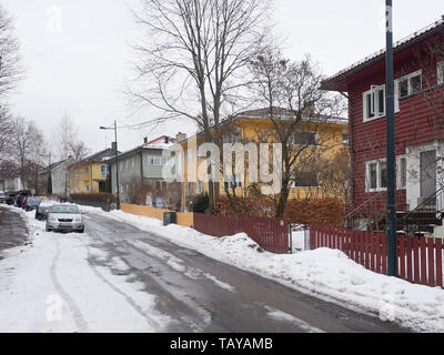 Paysage d'hiver dans une rue résidentielle dans le Tåsen suburb of Oslo Norway, villas en bois et la rue enneigée Banque D'Images