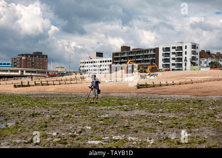 Metal detectorist à metal sur Worthing Beach Banque D'Images