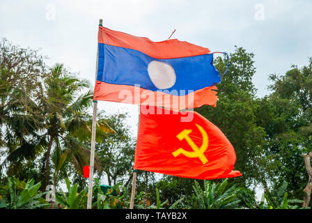 Et de brandir le drapeau communiste laotien dans le vent Banque D'Images