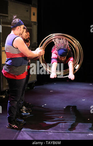 Transport en commun, à la gravité que montrer de l'Quebequois artistes de cirque de FLIP Fabrique, Festival d'achille Southbank, Londres, Royaume-Uni, 28 mai 2019, Phot Banque D'Images