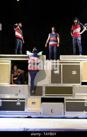 Transport en commun, à la gravité que montrer de l'Quebequois artistes de cirque de FLIP Fabrique, Festival d'achille Southbank, Londres, Royaume-Uni, 28 mai 2019, Phot Banque D'Images