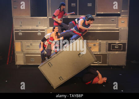 Transport en commun, à la gravité que montrer de l'Quebequois artistes de cirque de FLIP Fabrique, Festival d'achille Southbank, Londres, Royaume-Uni, 28 mai 2019, Phot Banque D'Images