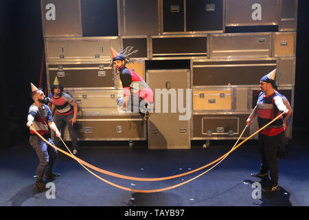 Transport en commun, à la gravité que montrer de l'Quebequois artistes de cirque de FLIP Fabrique, Festival d'achille Southbank, Londres, Royaume-Uni, 28 mai 2019, Phot Banque D'Images