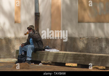 Vieil homme détente sur les rues de Szeged, Hongrie Banque D'Images