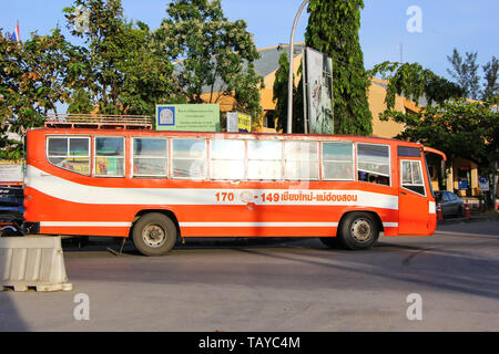 Chiang Mai, Thaïlande - 4 novembre 2012 : société Prempracha Mini bus can. Route Pai et Chiangmai. Photo à la gare routière de Chiangmai, Thaïlande. Banque D'Images