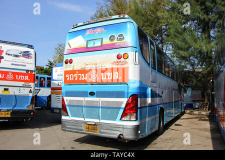 Chiang Mai, Thaïlande - 4 novembre 2012 : Bus de Choke Rung. Thaweetour Photo à la gare routière de Chiangmai, Thaïlande. Banque D'Images