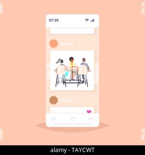 Businesspeople sitting at desk en milieu de course mix brainstorming homme femme discuter de nouveau projet au cours du temps d'affaires réunion télévision concept full length Illustration de Vecteur