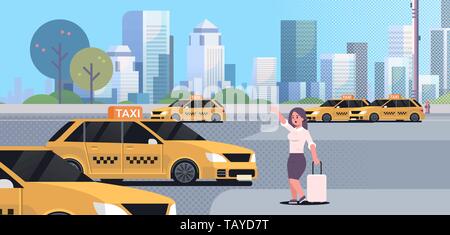 Businesswoman attraper sur taxi street business woman en tenue de cérémonie avec une assurance arrêt de yellow cab city transportation service concept cityscape Illustration de Vecteur