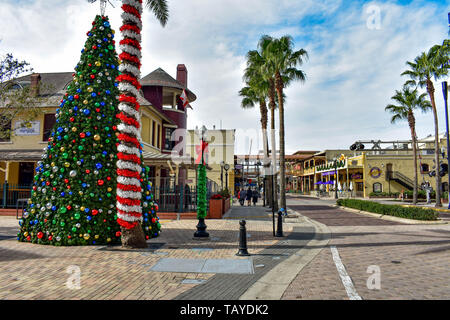 Orlando, Floride . 24 Décembre, 2018. Noël, palmier Décorées pour Noël et Church Street Station dans la zone du centre-ville d'Orlando. Banque D'Images