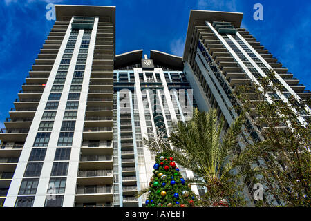Orlando, Floride . 24 Décembre, 2018. Vue du dessus de l'arbre de Noël et de bâtiment moderne au Church Street Station dans la zone du centre-ville d'Orlando. Banque D'Images