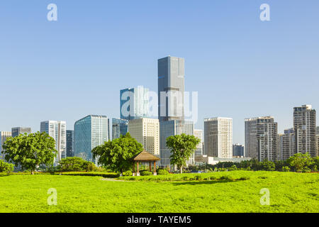 Paysage urbain et les toits de Shanghai à partir de la zone verte dans le parc,Shanghai,Chine Banque D'Images