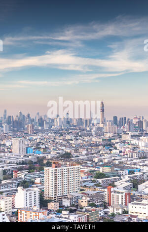 Vue panoramique sur la ville de Bangkok avec vue panoramique sur la capitale de la Thaïlande avec des bâtiments sur une journée ensoleillée et claire à l'horizon. Banque D'Images