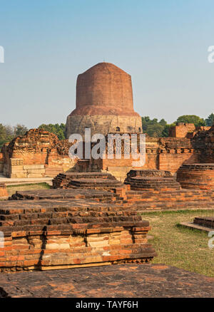 Dhamekh Stoupa s et fouilles de monastery ruins à Sarnath, près de Varanasi, Inde Banque D'Images