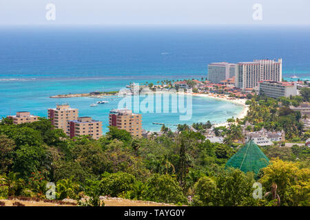 Vue de haut d'Ocho Rios village, dans la paroisse de St Ann, en Jamaïque, Banque D'Images