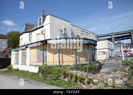 Le pub Wheatsheaf abandonné à Saltash, en Cornouailles, en phase de réaménagement pour les appartements sur la rivière Tamar. Banque D'Images