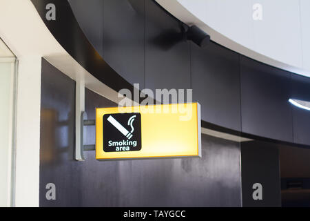 Vue avant gros plan du salon jaune signe de fumer dans une entreprise de signalisation intérieur du bâtiment Banque D'Images